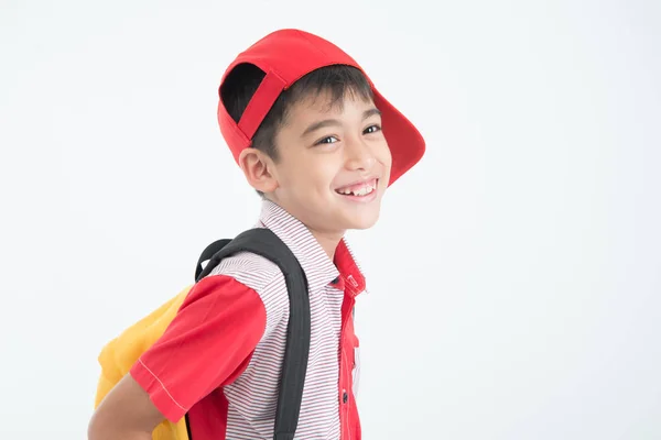 通学カバンに白い背景の上の小さな男の子の肖像画 — ストック写真