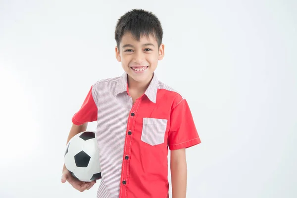 小男孩的肖像在白色背景的手拿着一个脚球 — 图库照片
