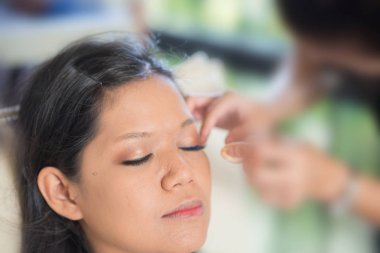 Kapaklarınız için göz farı tarafsız bir gölge bir nebze makyaj eklemeden önce cildinizi hazırlamak 