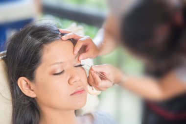 Kapaklarınız için göz farı tarafsız bir gölge bir nebze makyaj eklemeden önce cildinizi hazırlamak 