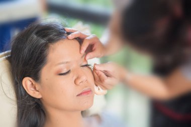 Kapaklarınız için göz farı tarafsız bir gölge bir nebze makyaj eklemeden önce cildinizi hazırlamak 