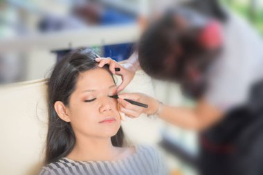 Kapaklarınız için göz farı tarafsız bir gölge bir nebze makyaj eklemeden önce cildinizi hazırlamak 