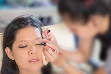 Kapaklarınız için göz farı tarafsız bir gölge bir nebze makyaj eklemeden önce cildinizi hazırlamak 