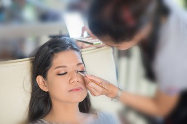 Kapaklarınız için göz farı tarafsız bir gölge bir nebze makyaj eklemeden önce cildinizi hazırlamak 