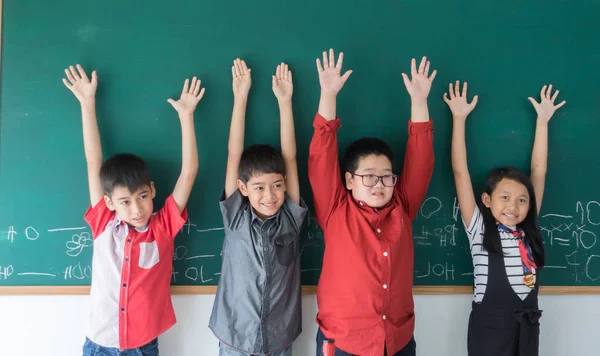 Группа Азиатских Студентов Руки Вверх Доске — стоковое фото