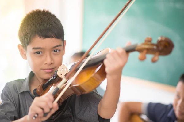 Petits Garçons Jouent Pratiquent Violon Dans Salle Classe Musique — Photo