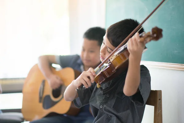 Küçük Çocuklar Oynamak Müzik Sınıfı Odasında Keman Uygulama — Stok fotoğraf