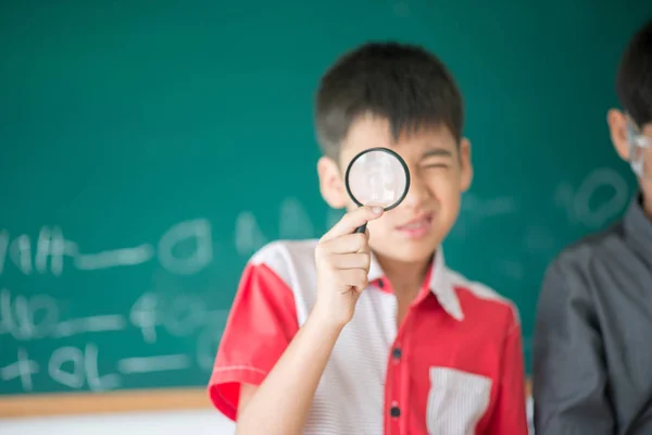 Los Pequeños Estudiantes Estudian Ciencias Aula — Foto de Stock