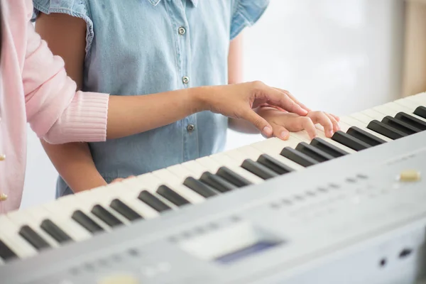 Lehrerin Bringt Grill Das Klavierspielen Bei — Stockfoto