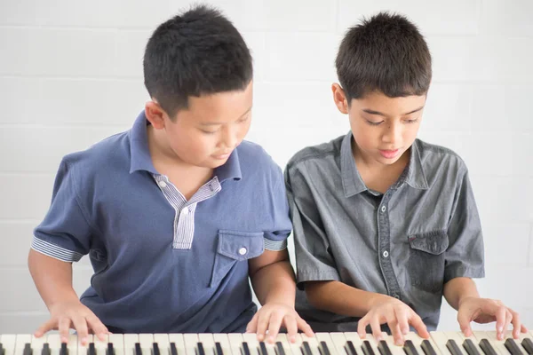 Asian Student Boys Playing Piano Together Class — Stock Photo, Image