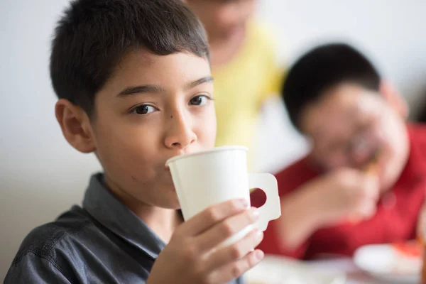 Diákok Fiú Ivóvíz Ebéddel Együtt Cafeteria Iskola — Stock Fotó