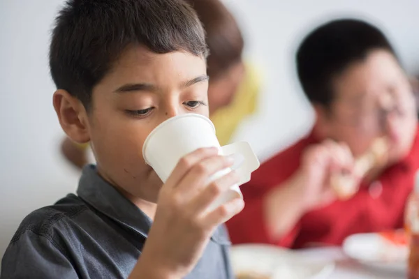 Studenti Boy Pitné Vody Oběd Čas Spolu Školní Jídelně — Stock fotografie