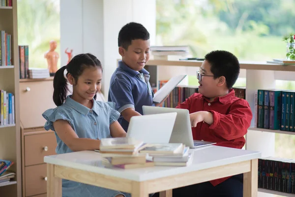 Schüler Jungen Und Mädchen Der Bibliothek Lesen Bücher Und Ebook — Stockfoto