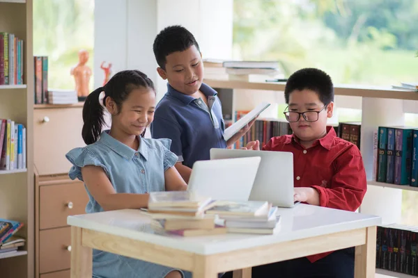 Schüler Jungen Und Mädchen Der Bibliothek Lesen Bücher Und Ebook — Stockfoto