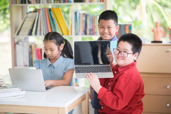 Estudantes Menino Menina Biblioteca Ler Livros Ebook Para Educação — Fotografia de Stock