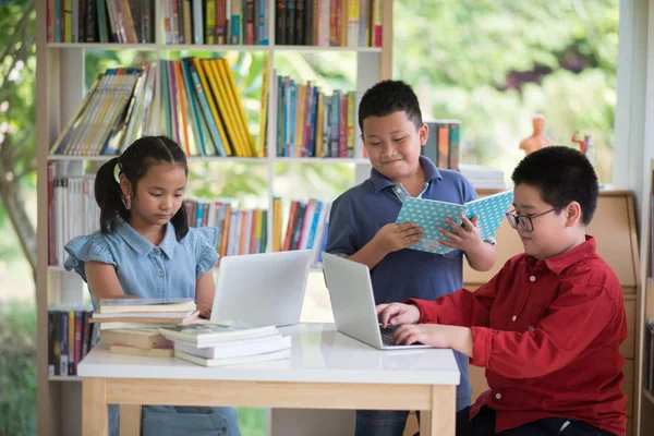 Estudantes Menino Menina Biblioteca Ler Livros Ebook Para Educação — Fotografia de Stock