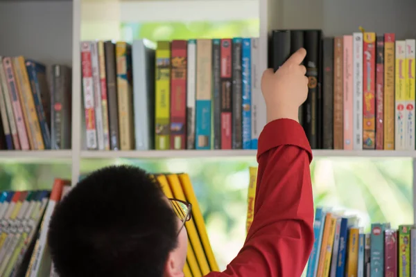 图书馆里的学生男孩和女孩读读书和电子书为教育 — 图库照片