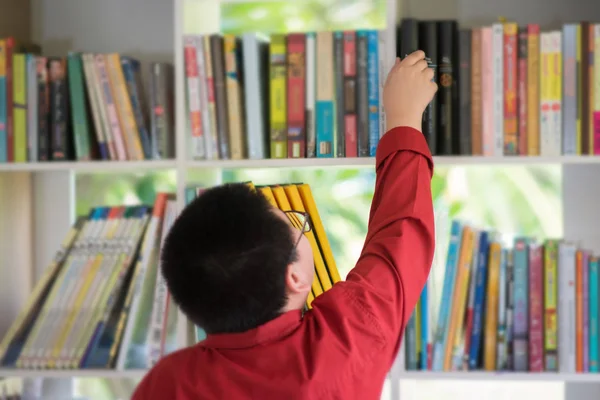 Étudiants Garçon Fille Dans Bibliothèque Lire Des Livres Ebook Pour — Photo