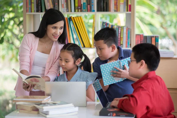 Schüler Jungen Und Mädchen Der Bibliothek Lesen Bücher Und Ebook — Stockfoto