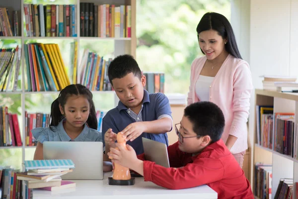 Schüler Jungen Und Mädchen Der Bibliothek Lesen Bücher Und Ebook — Stockfoto