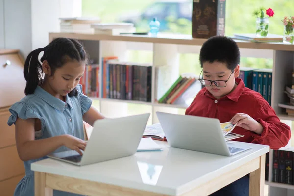 Estudantes Menino Menina Biblioteca Ler Livros Ebook Para Educação — Fotografia de Stock