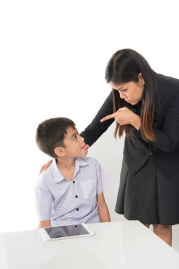 Öfkeli anne tablet oyun oynayan çocuk nags