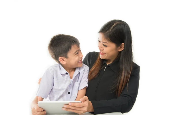 Mãe Filho Jogando Tablet Aprender Conjunto Com Rosto Feliz — Fotografia de Stock