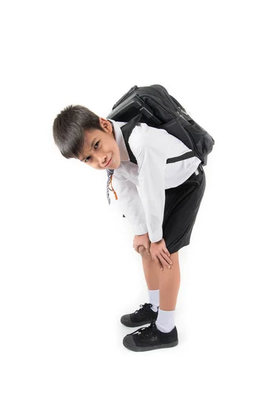 彼の背中に書籍の完全な重い袋を取って学校少年 — ストック写真
