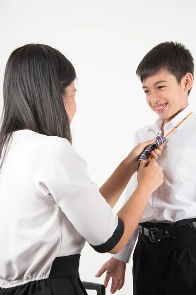Mutter Hilft Schulkind Ersten Schultag Mit Krawatte — Stockfoto