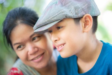 Bekar anne ve oğlu birlikte mutlu zaman geçiriyorlar.