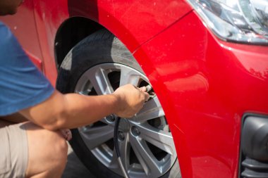 Sürücü lastik basıncını kontrol et ve lastiği şişir 