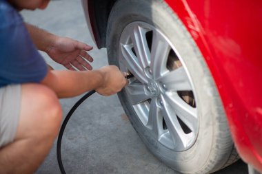 Sürücü lastik basıncını kontrol et ve lastiği şişir 