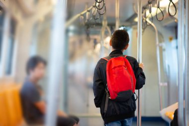 Küçük çocuk elektrikli bilet alıyor ve aile ile birlikte gökyüzü tren istasyonunda yürüyor. 