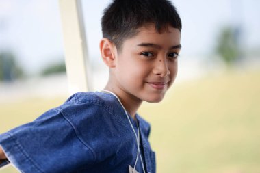 Mutlu aile çiftlikte çalışıp kaplama yapıyor. 