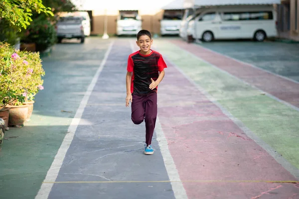 Bambino Che Allena Velocità Corsa Nella Linea Scuola — Foto Stock