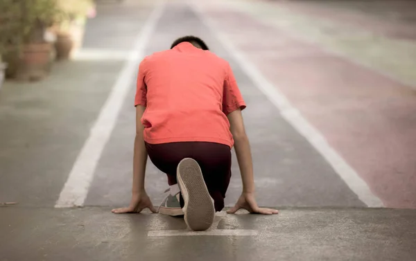 Μικρό Αγόρι Προπόνηση Τρέχει Ταχύτητα Στη Γραμμή Στο Σχολείο — Φωτογραφία Αρχείου