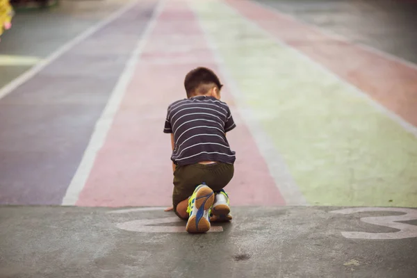 Malý Chlapec Trénuje Rychlost Běhu Škole — Stock fotografie
