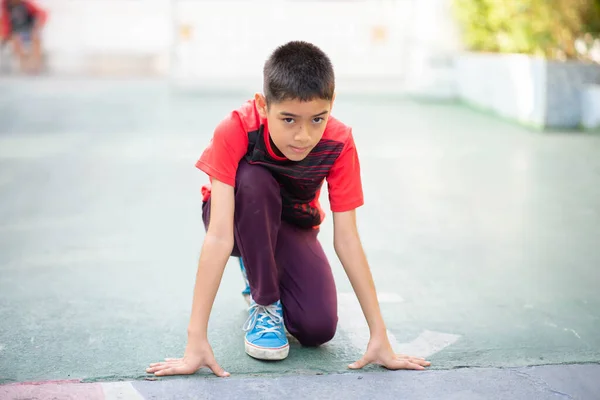 Niño Pequeño Entrenando Velocidad Carrera Línea Escuela — Foto de Stock