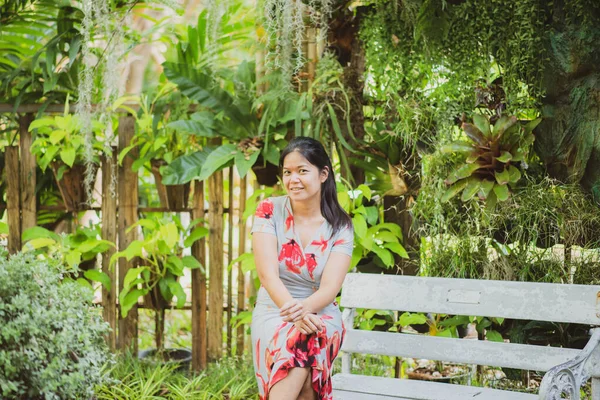 Mulher Asiática Pose Retrato Parque — Fotografia de Stock