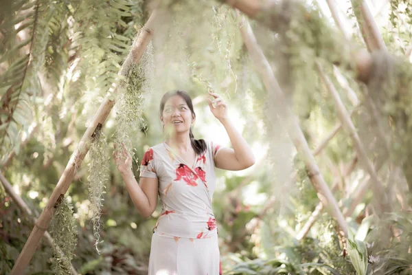 Mulher Asiática Pose Retrato Parque — Fotografia de Stock