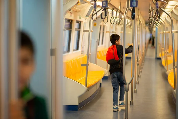 Kleine Jongen Kopen Elektrische Ticket Wandelen Openbare Hemel Treinstation Met — Stockfoto