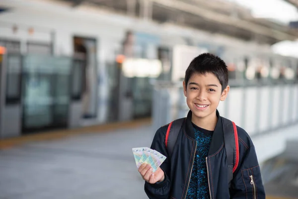 Niño Comprando Billete Eléctrico Caminando Estación Tren Del Cielo Público — Foto de Stock