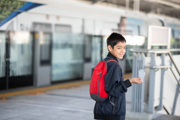 Menino Comprando Passagem Elétrica Andando Estação Trem Céu Público Com — Fotografia de Stock