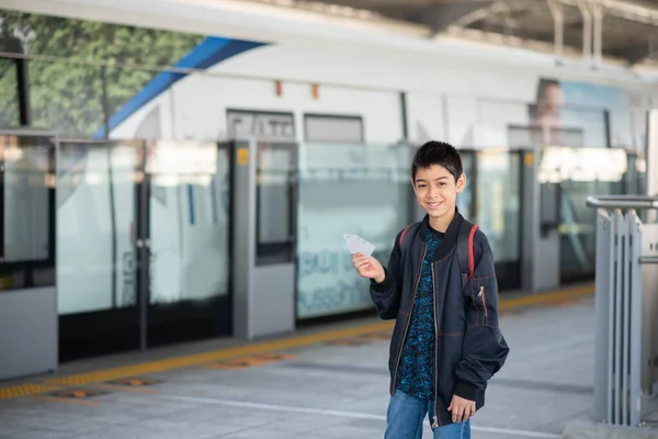 小さな男の子が電気チケットを購入し 家族と一緒に公共の空の駅を歩く — ストック写真