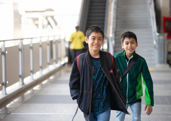 小さな男の子が電気チケットを購入し 家族と一緒に公共の空の駅を歩く — ストック写真