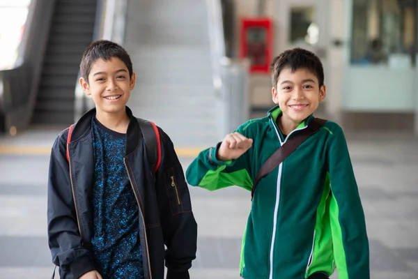 Petit Garçon Achetant Billet Électrique Promenant Dans Gare Ciel Famille — Photo