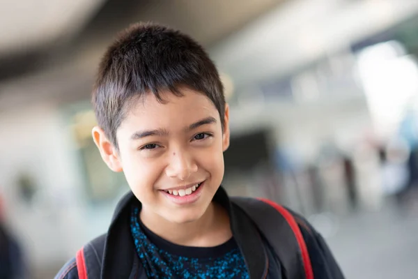 Niño Comprando Billete Eléctrico Caminando Estación Tren Del Cielo Público — Foto de Stock