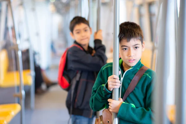 小さな男の子が電気チケットを購入し 家族と一緒に公共の空の駅を歩く — ストック写真