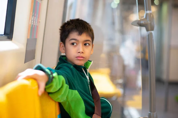 Menino Comprando Passagem Elétrica Andando Estação Trem Céu Público Com — Fotografia de Stock