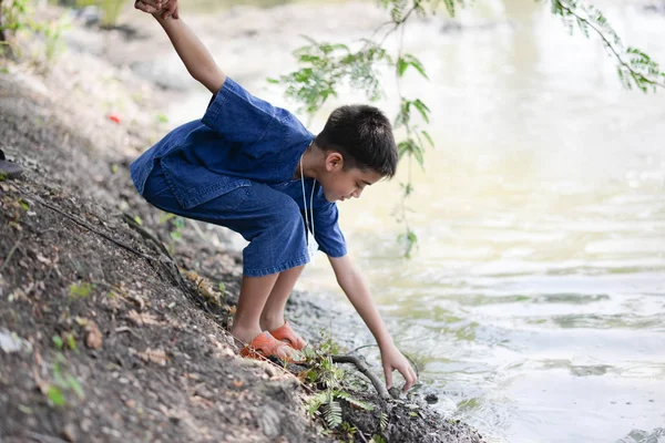 Niño Captura Peces Por Las Manos Vacías — Foto de Stock